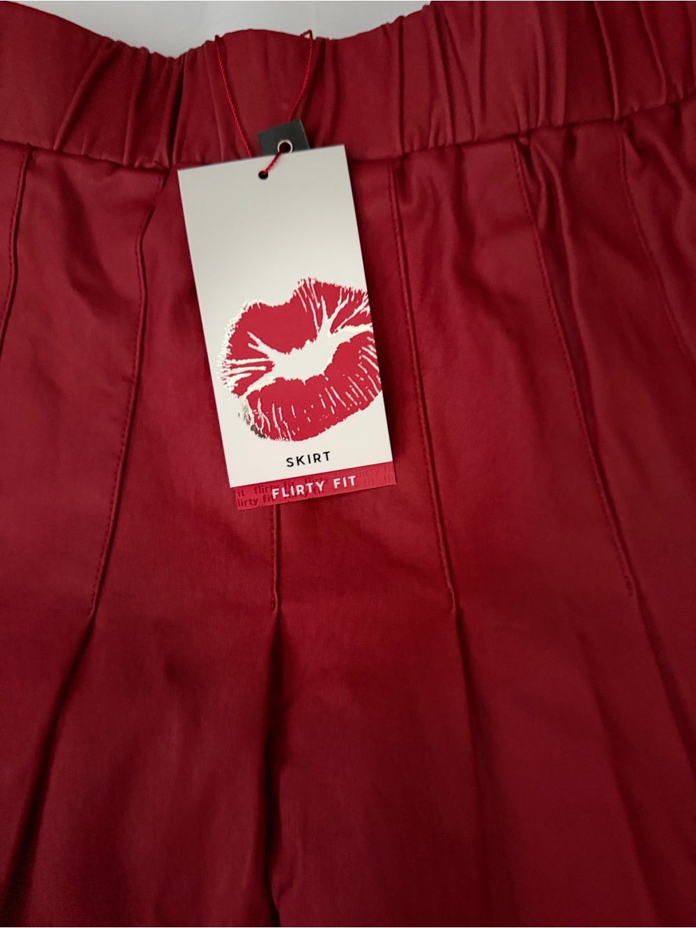 Red Pleated Mini Skirt with Lip Print Tag - Picture 5 of 6